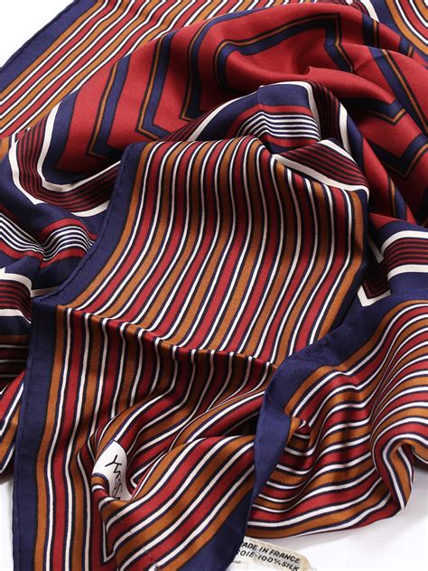 foulard yves saint laurent prix|FOULARDS ET SOIE .